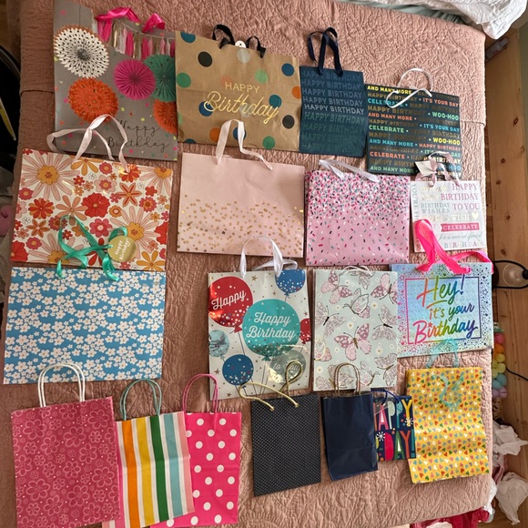 Gift Bags Set - Picture 3 of 5